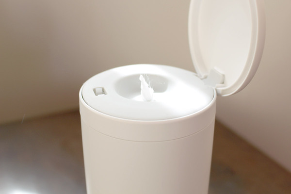 開ける・出す・閉めるが片手で完結！テーブルにピタッと密着「マーナ　ウェットティッシュケース」[PR]