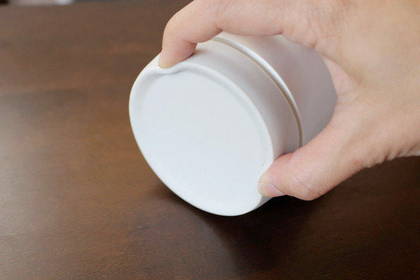 開ける・出す・閉めるが片手で完結！テーブルにピタッと密着「マーナ　ウェットティッシュケース」[PR]