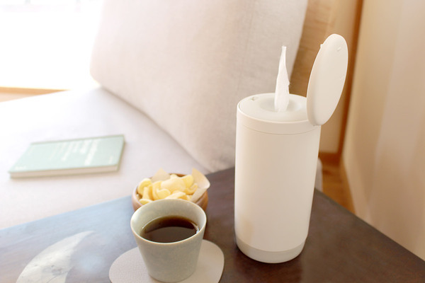 開ける・出す・閉めるが片手で完結！テーブルにピタッと密着「マーナ　ウェットティッシュケース」[PR]