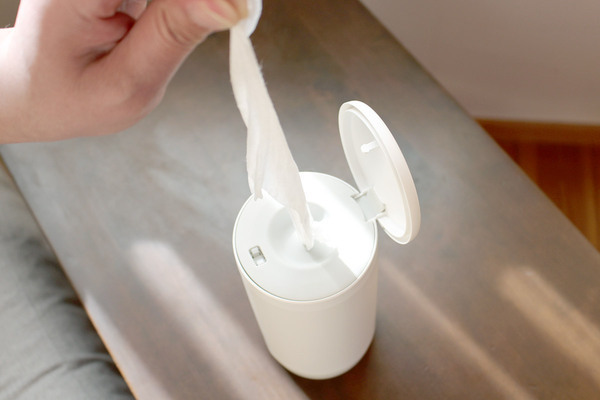 開ける・出す・閉めるが片手で完結！テーブルにピタッと密着「マーナ　ウェットティッシュケース」[PR]