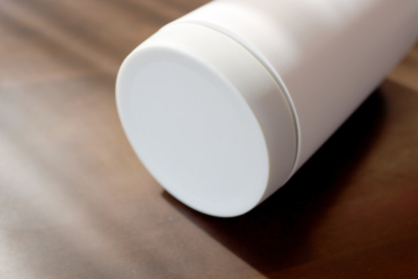 開ける・出す・閉めるが片手で完結！テーブルにピタッと密着「マーナ　ウェットティッシュケース」[PR]