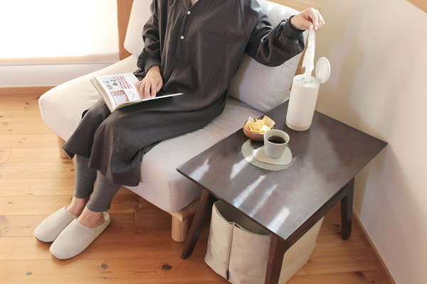 開ける・出す・閉めるが片手で完結！テーブルにピタッと密着「マーナ　ウェットティッシュケース」[PR]