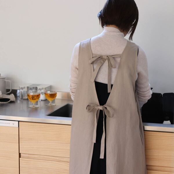 後ろ姿も抜かりなく！おもわず「かわいい」と言いたくなる“後ろリボンエプロン”スタッフ着用レポート[PR]