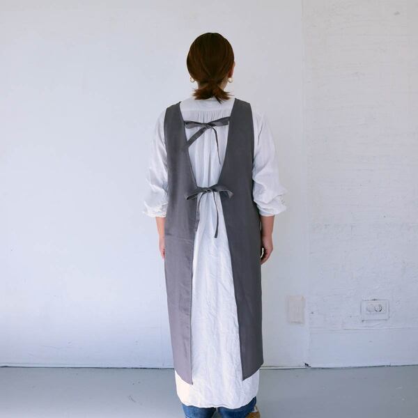 後ろ姿も抜かりなく！おもわず「かわいい」と言いたくなる“後ろリボンエプロン”スタッフ着用レポート[PR]