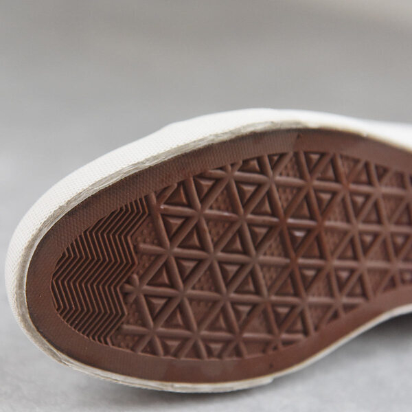 雨の日のお出かけを足元からブラッシュアップするのはこんなスニーカー！[PR]