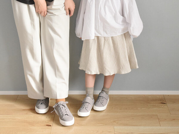 雨の日のお出かけを足元からブラッシュアップするのはこんなスニーカー！[PR]