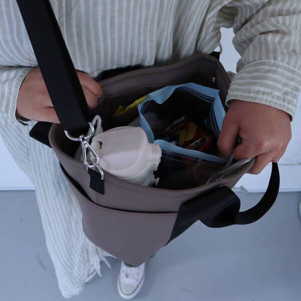 保冷バッグに見えない！ベビーカーにも使える「保冷ポケット付きバッグ」愛用スタッフの使い方[PR]