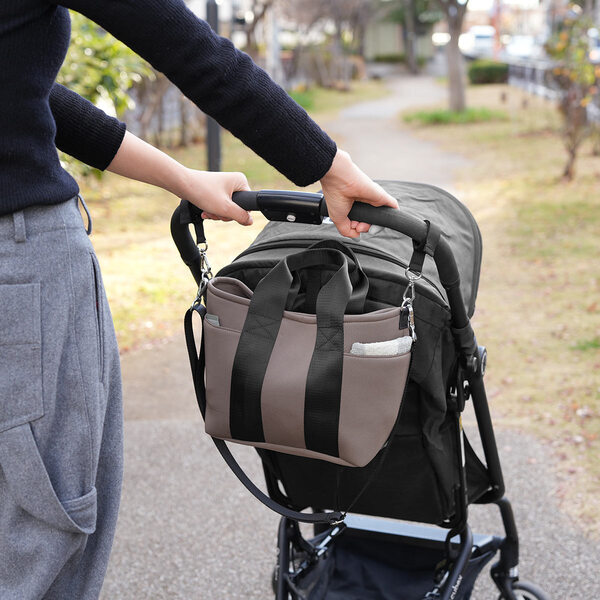 保冷バッグに見えない！ベビーカーにも使える「保冷ポケット付きバッグ」愛用スタッフの使い方[PR]