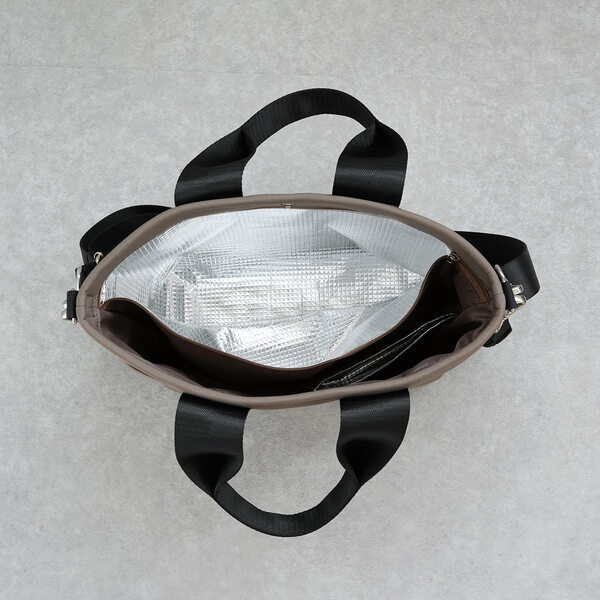 保冷バッグに見えない！ベビーカーにも使える「保冷ポケット付きバッグ」愛用スタッフの使い方[PR]