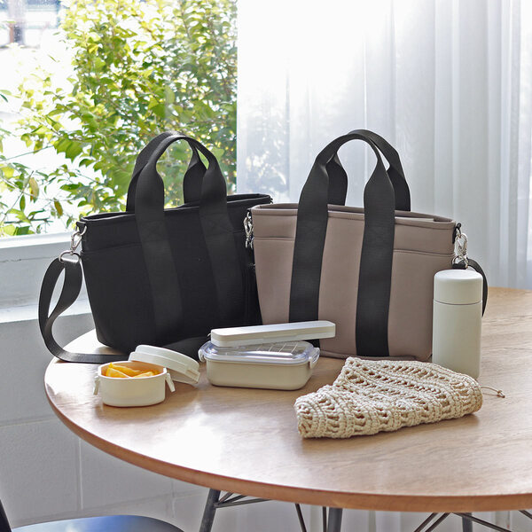 保冷バッグに見えない！ベビーカーにも使える「保冷ポケット付きバッグ」愛用スタッフの使い方[PR]