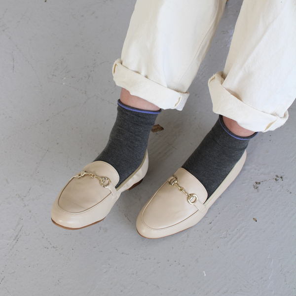 春のおしゃれは足元から。気分がアガる「ローファー＆レースアップシューズ×靴下」スタッフコーディネート術[PR]