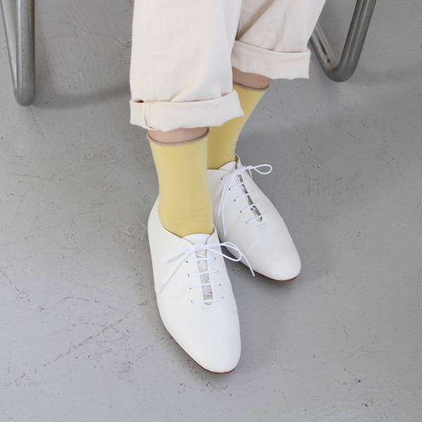 春のおしゃれは足元から。気分がアガる「ローファー＆レースアップシューズ×靴下」スタッフコーディネート術[PR]