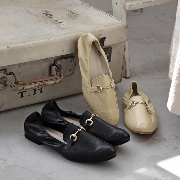 春のおしゃれは足元から。気分がアガる「ローファー＆レースアップシューズ×靴下」スタッフコーディネート術[PR]