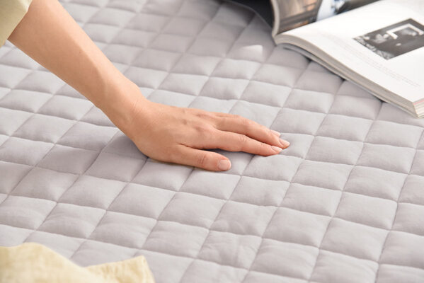 くつろぎタイムに冷感プラス。夏寝具の王様「ドライコットン」から、ひんやり系インテリア誕生！[PR]