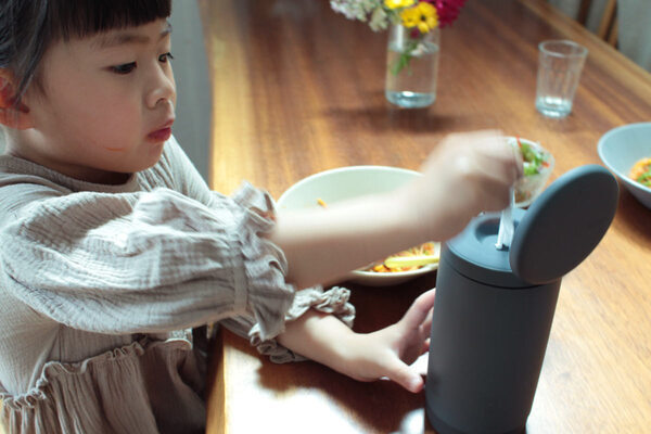 子どもとの生活に欠かせないウェットティッシュ。「marnaの縦型ケース」に替えたら不便さが解消しました。[PR]