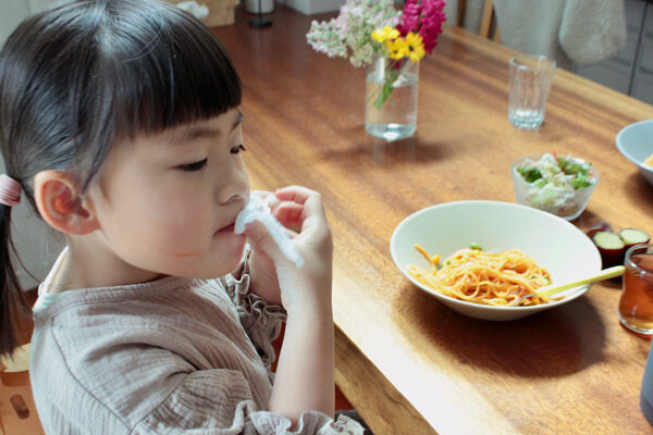 子どもとの生活に欠かせないウェットティッシュ。「marnaの縦型ケース」に替えたら不便さが解消しました。[PR]