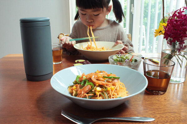 子どもとの生活に欠かせないウェットティッシュ。「marnaの縦型ケース」に替えたら不便さが解消しました。[PR]