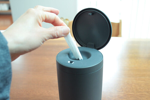 子どもとの生活に欠かせないウェットティッシュ。「marnaの縦型ケース」に替えたら不便さが解消しました。[PR]