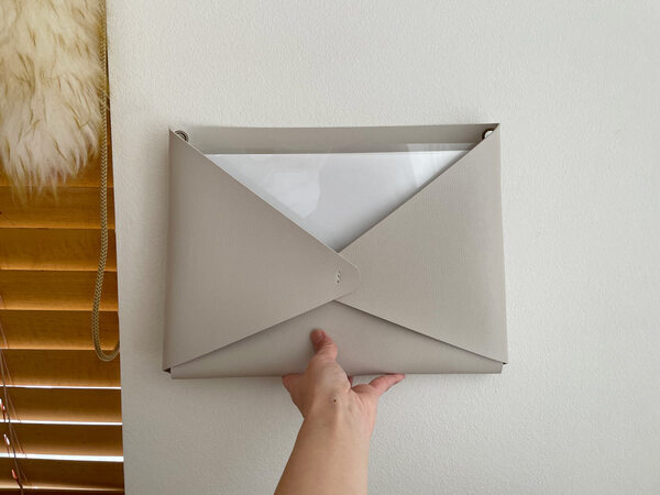 新学期からはこれで解決！学校のプリントを管理できる「フェイクレザー レターポケット」。[PR]