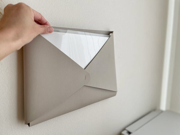 新学期からはこれで解決！学校のプリントを管理できる「フェイクレザー レターポケット」。[PR]