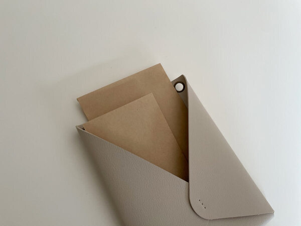 新学期からはこれで解決！学校のプリントを管理できる「フェイクレザー レターポケット」。[PR]