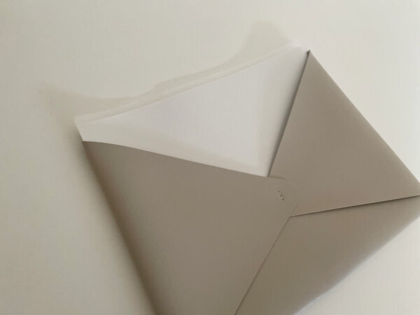 新学期からはこれで解決！学校のプリントを管理できる「フェイクレザー レターポケット」。[PR]