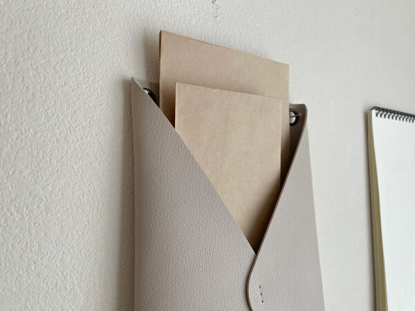 新学期からはこれで解決！学校のプリントを管理できる「フェイクレザー レターポケット」。[PR]