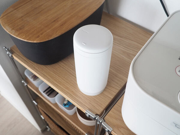 ワンタッチで取り出せてストレスフリー！新生活に取り入れたい、マーナの「縦型ウェットティッシュケース」[PR]