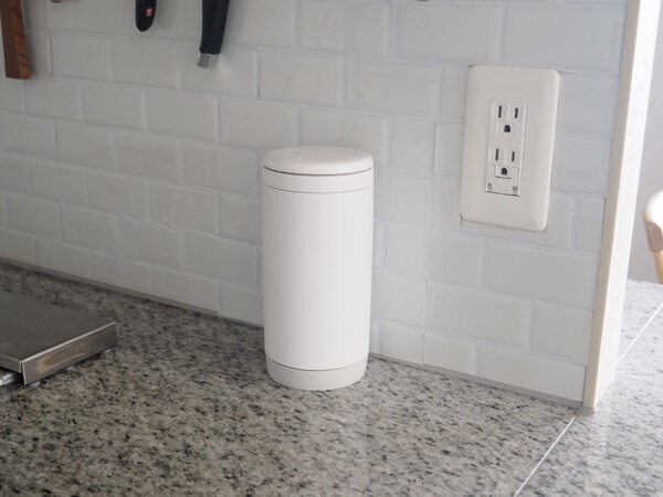 ワンタッチで取り出せてストレスフリー！新生活に取り入れたい、マーナの「縦型ウェットティッシュケース」[PR]