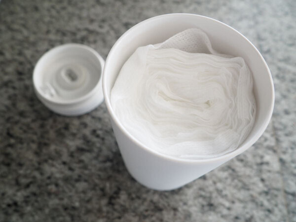 ワンタッチで取り出せてストレスフリー！新生活に取り入れたい、マーナの「縦型ウェットティッシュケース」[PR]