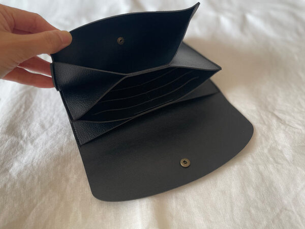 3つのポケットでうまくいく！病院ポーチはbon momentの「 フェイクレザー貴重品ケース」に。[PR]