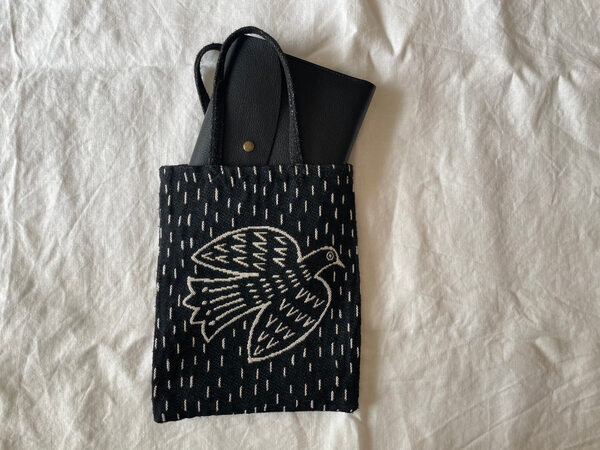 3つのポケットでうまくいく！病院ポーチはbon momentの「 フェイクレザー貴重品ケース」に。[PR]