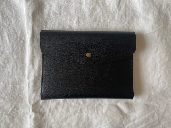 3つのポケットでうまくいく！病院ポーチはbon momentの「 フェイクレザー貴重品ケース」に。[PR]