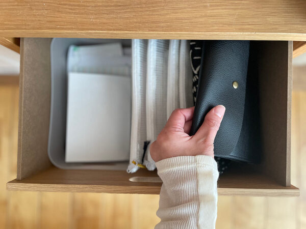 3つのポケットでうまくいく！病院ポーチはbon momentの「 フェイクレザー貴重品ケース」に。[PR]