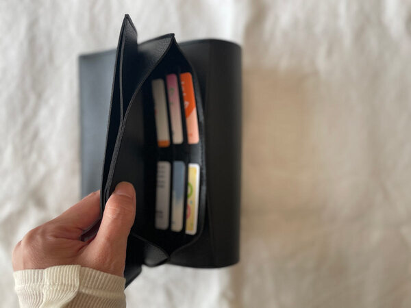 3つのポケットでうまくいく！病院ポーチはbon momentの「 フェイクレザー貴重品ケース」に。[PR]