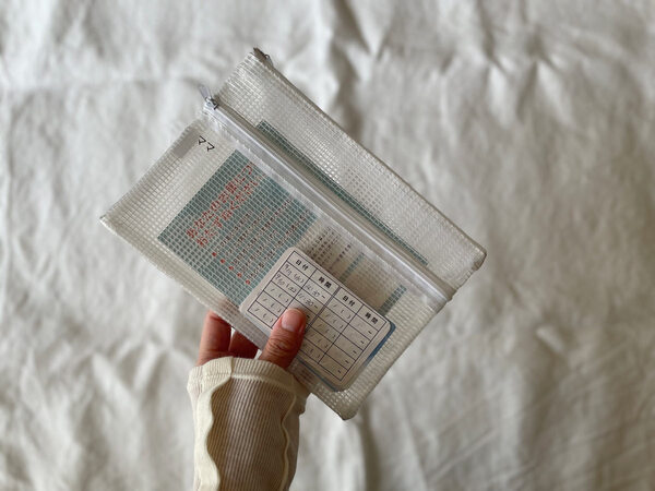 3つのポケットでうまくいく！病院ポーチはbon momentの「 フェイクレザー貴重品ケース」に。[PR]