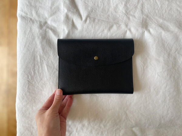 3つのポケットでうまくいく！病院ポーチはbon momentの「 フェイクレザー貴重品ケース」に。[PR]