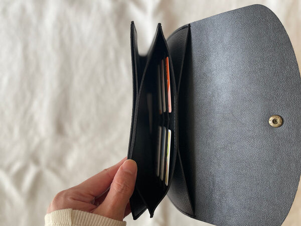 3つのポケットでうまくいく！病院ポーチはbon momentの「 フェイクレザー貴重品ケース」に。[PR]