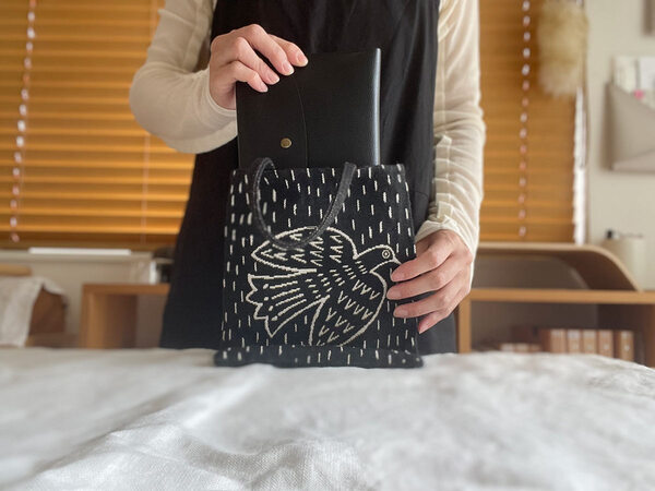 3つのポケットでうまくいく！病院ポーチはbon momentの「 フェイクレザー貴重品ケース」に。[PR]