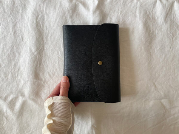 3つのポケットでうまくいく！病院ポーチはbon momentの「 フェイクレザー貴重品ケース」に。[PR]