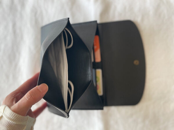 3つのポケットでうまくいく！病院ポーチはbon momentの「 フェイクレザー貴重品ケース」に。[PR]