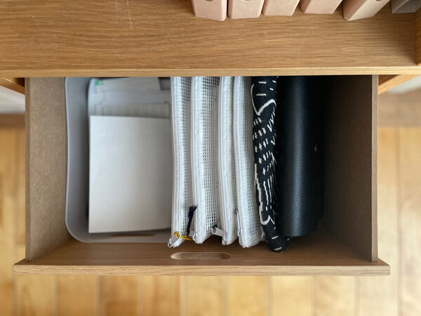 3つのポケットでうまくいく！病院ポーチはbon momentの「 フェイクレザー貴重品ケース」に。[PR]