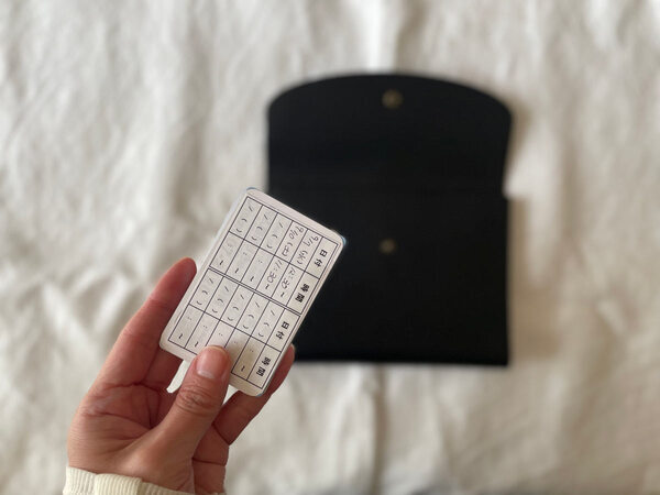 3つのポケットでうまくいく！病院ポーチはbon momentの「 フェイクレザー貴重品ケース」に。[PR]