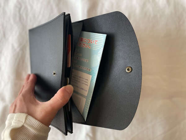 3つのポケットでうまくいく！病院ポーチはbon momentの「 フェイクレザー貴重品ケース」に。[PR]