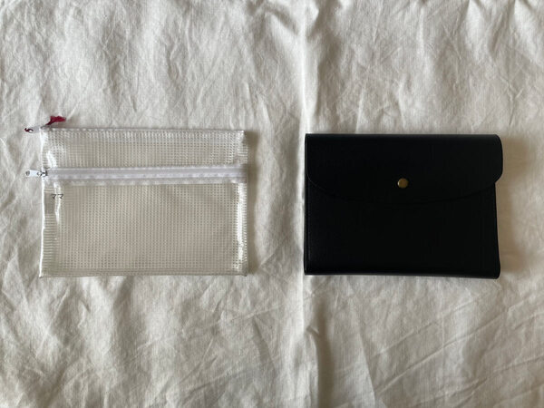 3つのポケットでうまくいく！病院ポーチはbon momentの「 フェイクレザー貴重品ケース」に。[PR]