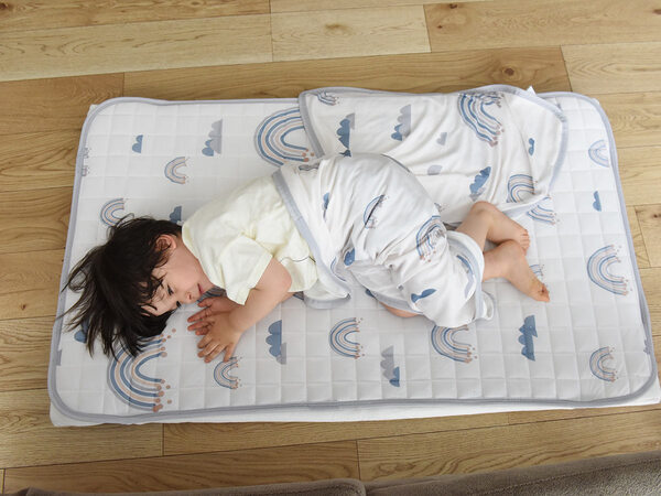 暑がりキッズ＆ベビーが涼しく眠れる！夏の抱っことネンネに「接触冷感」２シリーズで暑さ対策[PR]