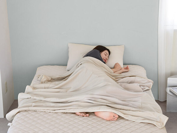 最高峰のヒンヤリ感！究極の夏寝具、強冷感Q-MAX0.53のケット＆敷パッド登場[PR]