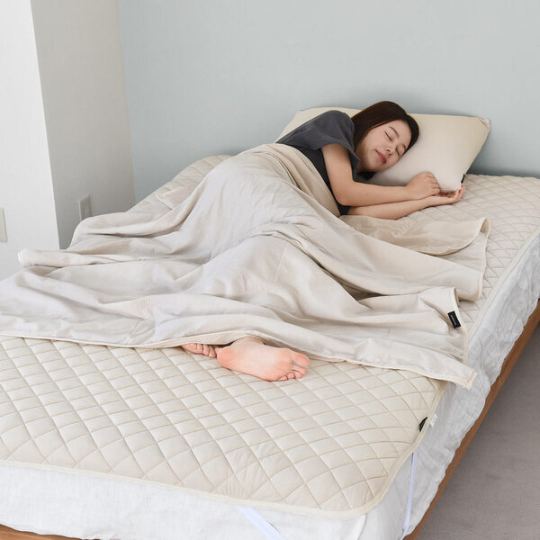 最高峰のヒンヤリ感！究極の夏寝具、強冷感Q-MAX0.53のケット＆敷パッド登場[PR]