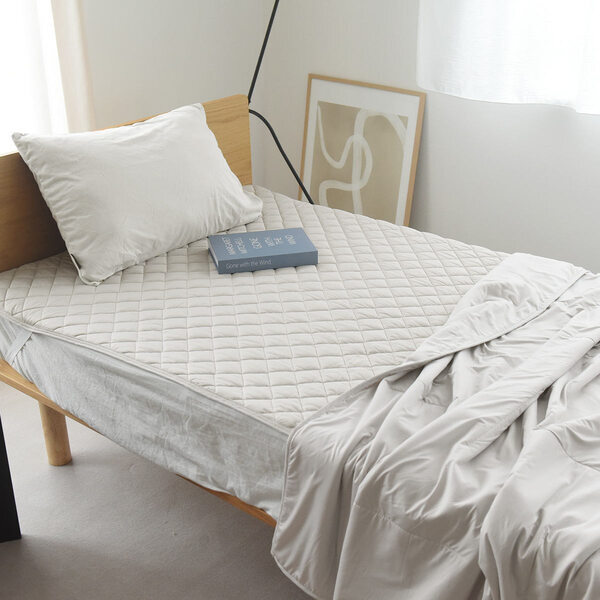 最高峰のヒンヤリ感！究極の夏寝具、強冷感Q-MAX0.53のケット＆敷パッド登場[PR]