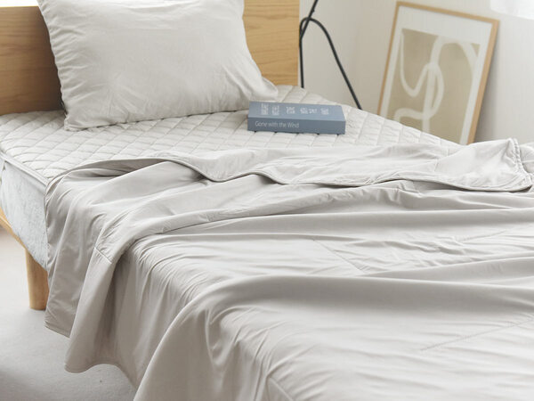 最高峰のヒンヤリ感！究極の夏寝具、強冷感Q-MAX0.53のケット＆敷パッド登場[PR]